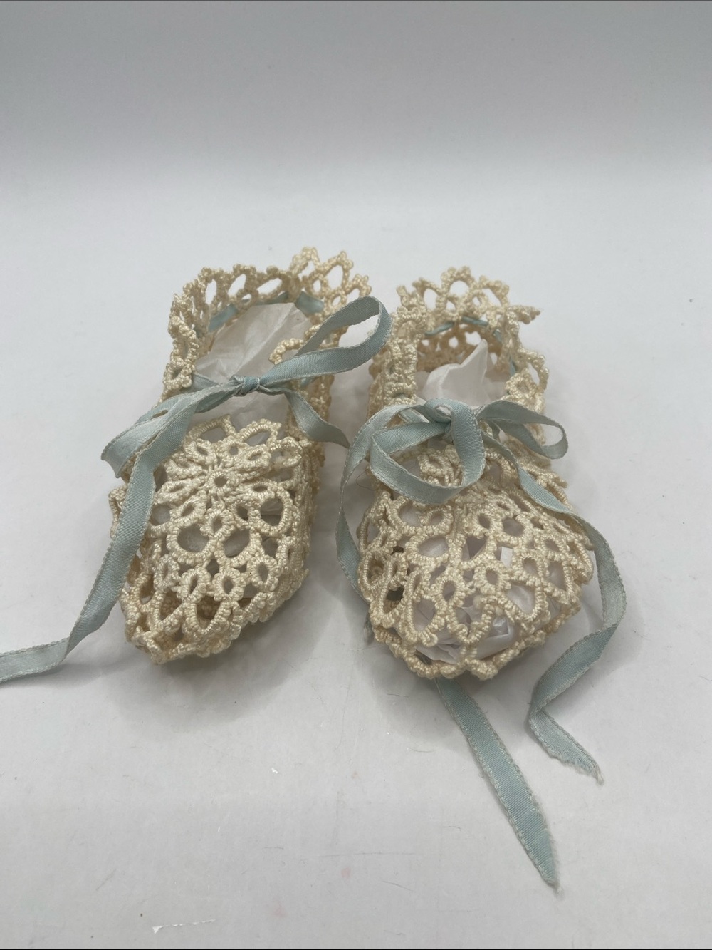 Vintage Handmade Crocheted Tatted Lace Baby Booties Cream/Ivory With Blue Ribbon - Picture 2 of 7